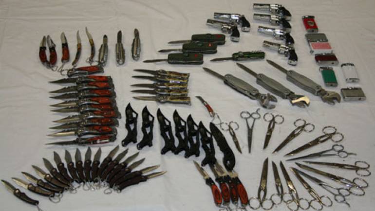 Sequestrati coltelli, strumenti di difesa/offesa e ingenti quantità di merce contraffatta al mercato settimanale