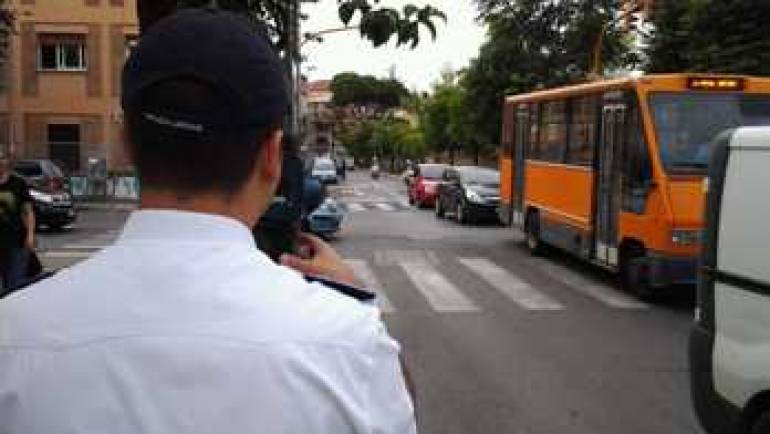 Ciampino, a scuola in sicurezza. La Polizia Locale filma le infrazioni al Codice della strada nei pressi delle scuole.