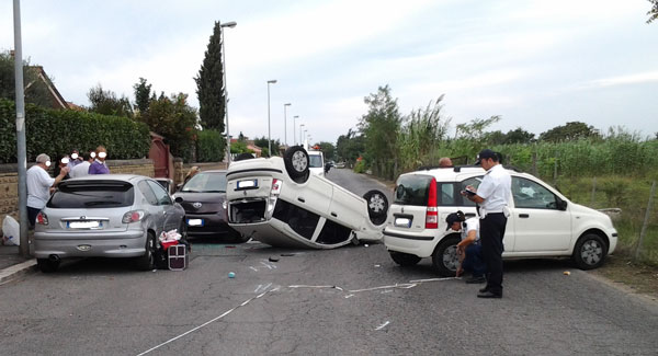 Incidente in Via Lucrezia Romana: si ribalta un auto