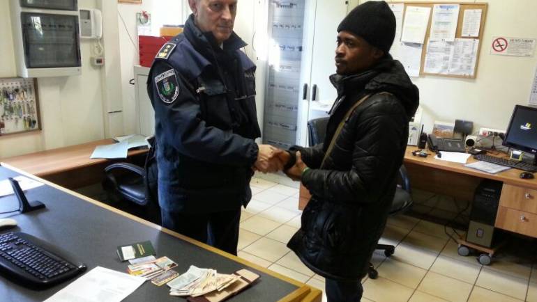 Ciampino: trova un portafogli con 1.370 euro e lo consegna alla Polizia Locale