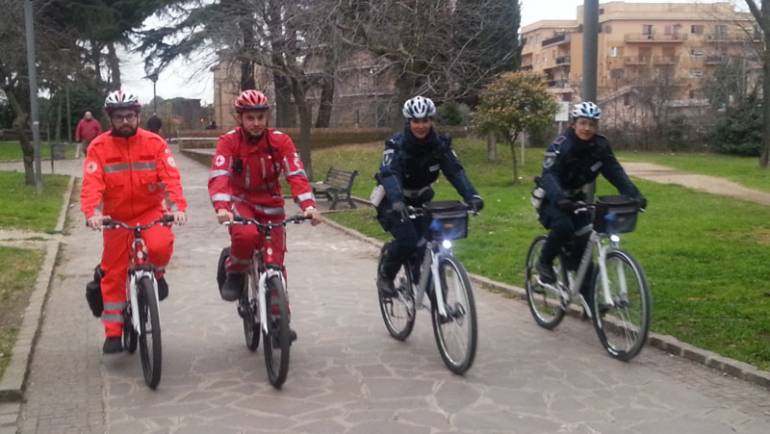 Ciampino, sicurezza e prevenzione: pattuglie di Polizia Locale e Croce Rossa in servizio congiunto in bicicletta