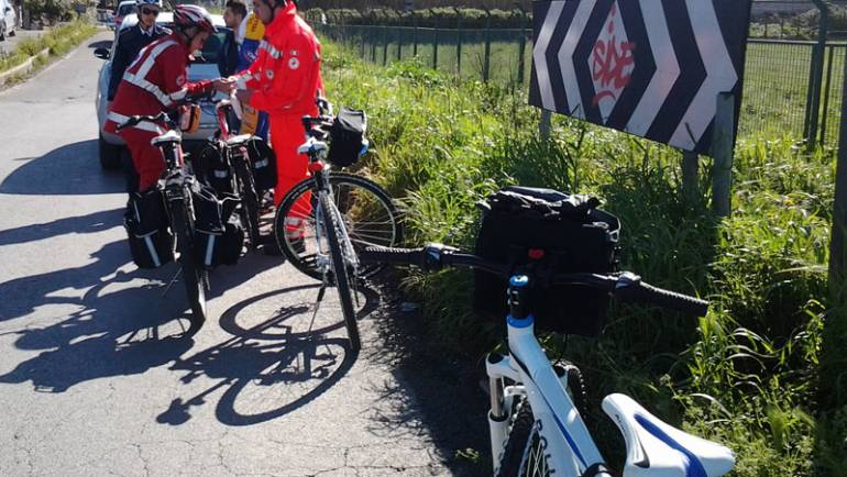 Polizia Locale e Croce Rossa in servizio bike soccorrono ciclista vittima di incidente in Via dei Laghi