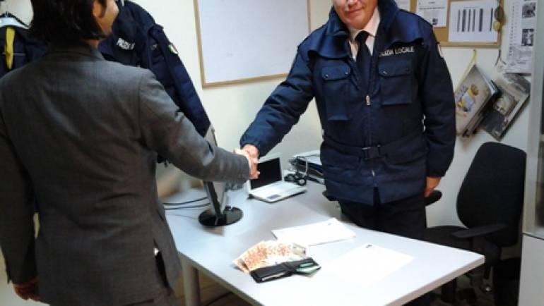 La Polizia Locale restituisce portafogli privo di documenti con 650 euro al legittimo proprietario