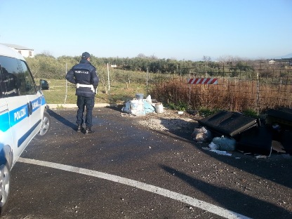 Ciampino: la Polizia Locale ferma autore di abbandono di rifiuti in strada.