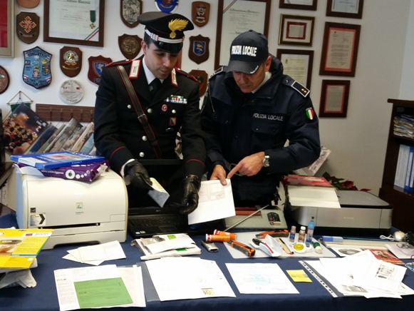 Ciampino. Carabinieri e Polizia Locale scoprono tipografia di falsari dediti alla stampa di carte di identità, patenti, passaporti e assicurazioni auto.