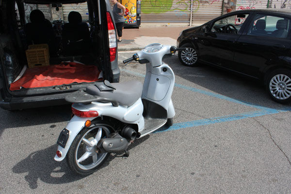 Ciampino. Rom tentano di vendere uno scooter senza targa e assicurazione ad uno studente straniero, che causa un incidente per provarlo.