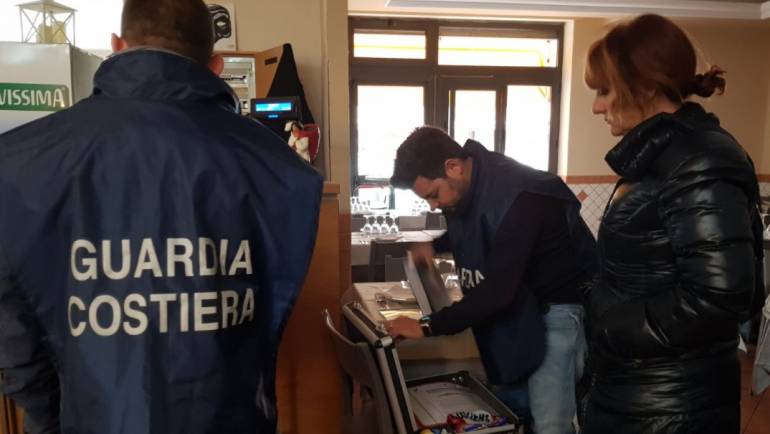 Continua l’operazione congiunta di Capitaneria di Porto e Polizia Locale di Ciampino a tutela del consumatore. Sequestrati 70 kg di pesce in un supermercato e due ristoranti