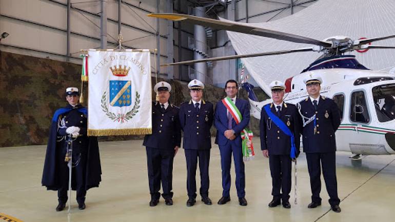 La Polizia Locale di Ciampino scorta il gonfalone alla cerimonia di avvicendamento nella carica di Capo di Stato Maggiore dell’Aeronautica presso il 31° Storno dell’Aeroporto di Ciampino