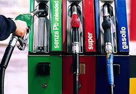 Prezzi benzina e tutela del consumatore: sanzionati tre distributori di carburante.