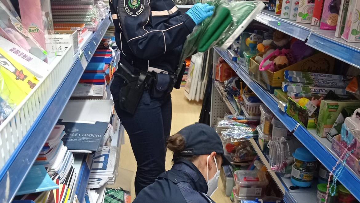 Controlli di polizia amministrativa nei negozi di Ciampino: sequestrati oltre 1200 giocattoli e accessori di Halloween.