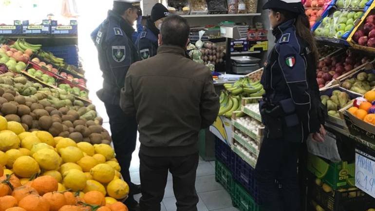 Frutterie, minimarket e ambulanti nel mirino dei controlli di polizia amministrativa: sequestri, sanzioni e interdizione dell’attività di vendita