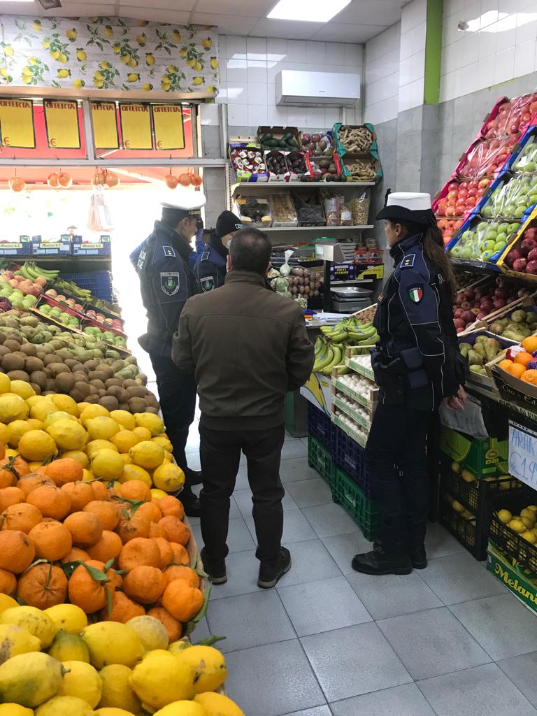 Frutterie, minimarket e ambulanti nel mirino dei controlli di polizia amministrativa: sequestri, sanzioni e interdizione dell’attività di vendita