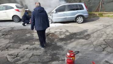 Auto in fiamme in via Lisbona: immediato intervento della Polizia Locale per evitare ulteriori conseguenze
