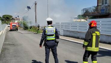 Incendio a Ciampino: a fuoco due autovetture ed un canneto vicino alle abitazioni. Immediato l’intervento della Polizia Locale e della Tenenza dei Carabinieri.