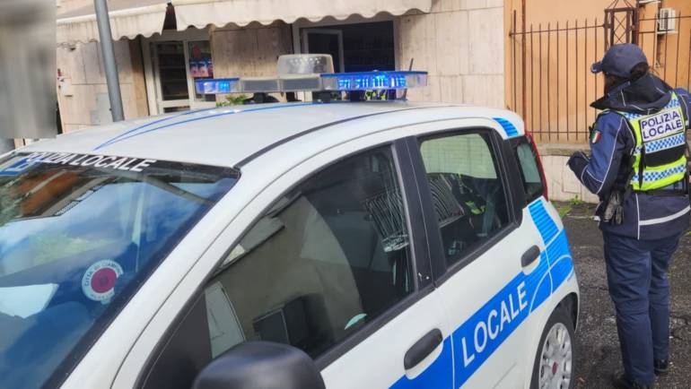 Rimette in vendita merce sequestrata destinata al macero: sanzionato dalla Polizia Locale il gestore di minimarket del Centro Cittadino