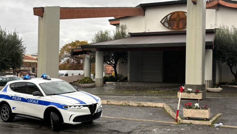 Entra in Chiesa e si scaglia contro la statua di Padre Pio: fermato dai baschi blu della Polizia Locale di Ciampino