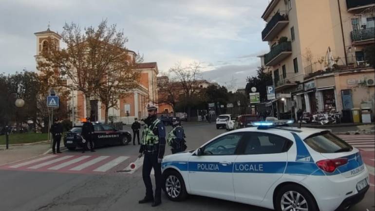 EVADE DAI DOMICILIARI E RAPINA UN SUPERMERCATO: ARRESTATO NELL’IMMEDIATEZZA DEI FATTI