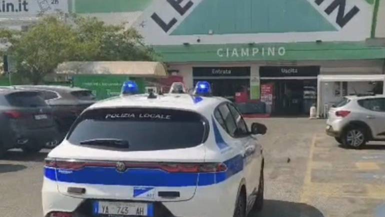 Raccoglievano donazioni per una sedicente associazione di persone ipovedenti: fermati dalla Polizia Locale nel parcheggio di una grande struttura di vendita